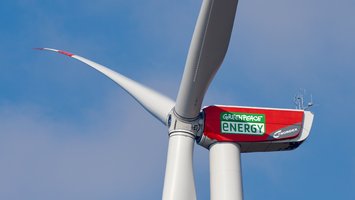Windkraftanlage mit Green Planet Energy Logo
