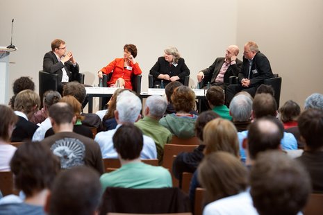 Podiumsdiskussion mit fünf Rednern beim Energiekongress 2010