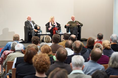 Podiumsdiskussion mit drei Rednern beim Energiekongress 2010