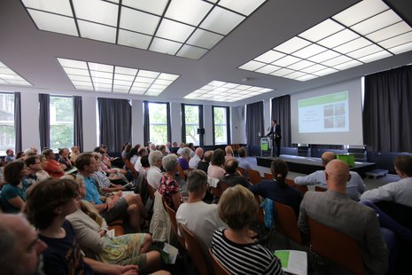 Publikum lauscht Vortrag auf dem Energiekongress 2016 in Frankfurt